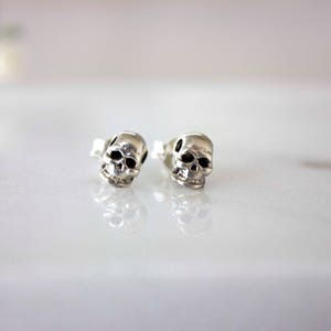 Schedel hengsten | Zilveren schedel oorbellen | Handgemaakte Skull oorbellen | Kleine Stud Oorbellen | Delicate oorbellen | 925 zilveren schedel oorbellen