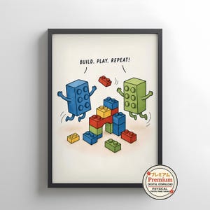 Könnte beinhalten: Ein gerahmter Kunstdruck mit einer blauen und einer grünen anthropomorphen Baustein-Figur, die um eine zentrale Struktur aus bunten Kunststoff-Klemmbausteinen springen. Der Text BUILD. PLAY. REPEAT! steht über den Figuren.