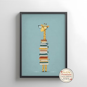 Op de afbeelding: Een ingelijste print met een giraffe met een bril, staand op een stapel boeken. De giraffe heeft een geel-bruin gevlekt patroon. De boeken zijn in verschillende kleuren en de achtergrond is lichtblauw.