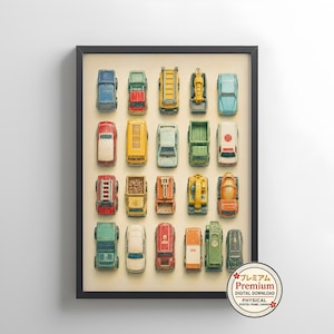 Op de afbeelding: Een ingelijste wandkunstprint met een raster van twintig miniatuur speelgoedvoertuigen in diverse kleuren, waaronder rood, blauw, geel en groen. De collectie bevat auto's, vrachtwagens, bouwmachines en een ambulance, gerangschikt in vijf rijen.