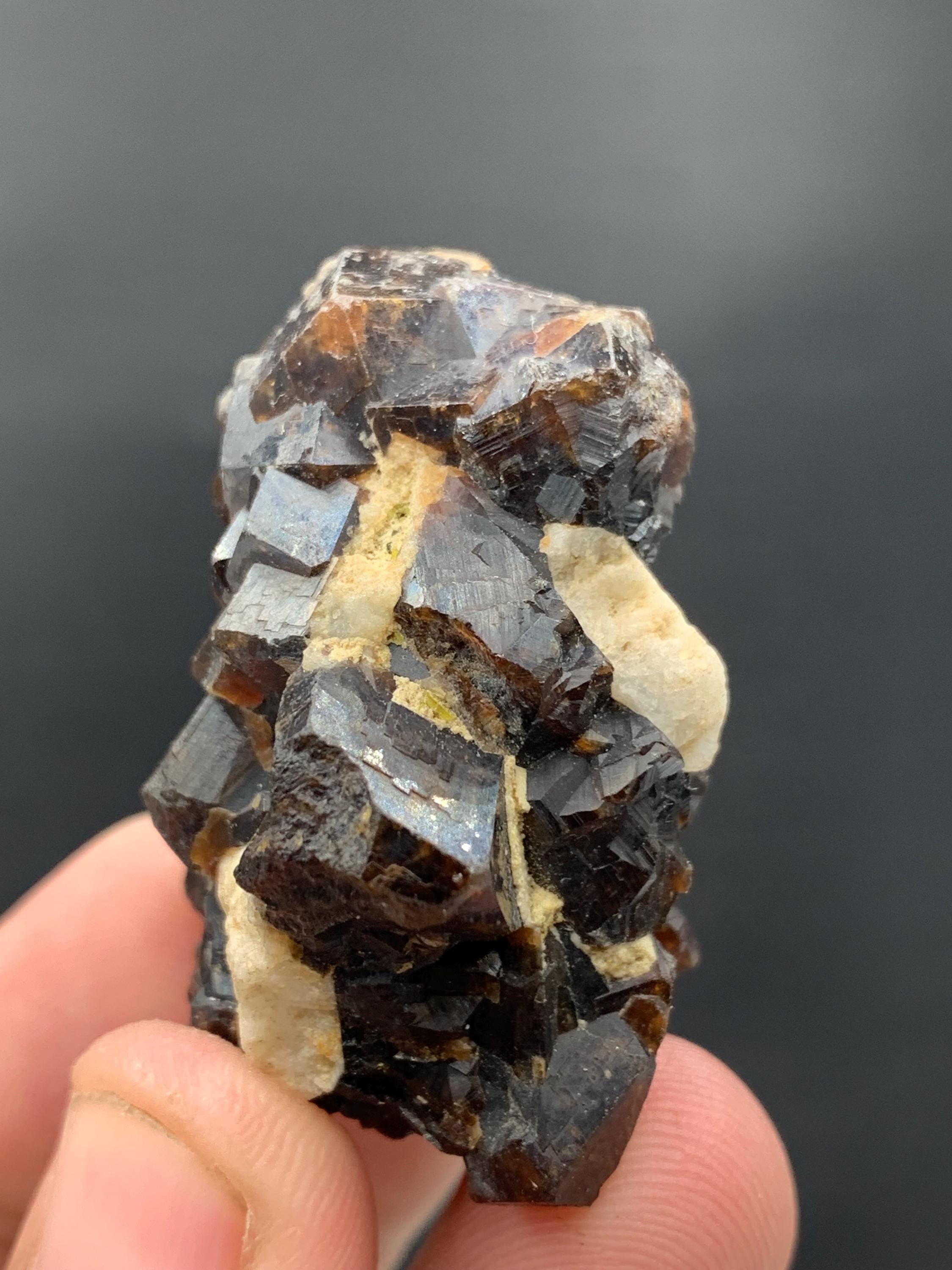 母岩上のアンドラダイトガーネット結晶 – パキスタン・スカルドゥ産