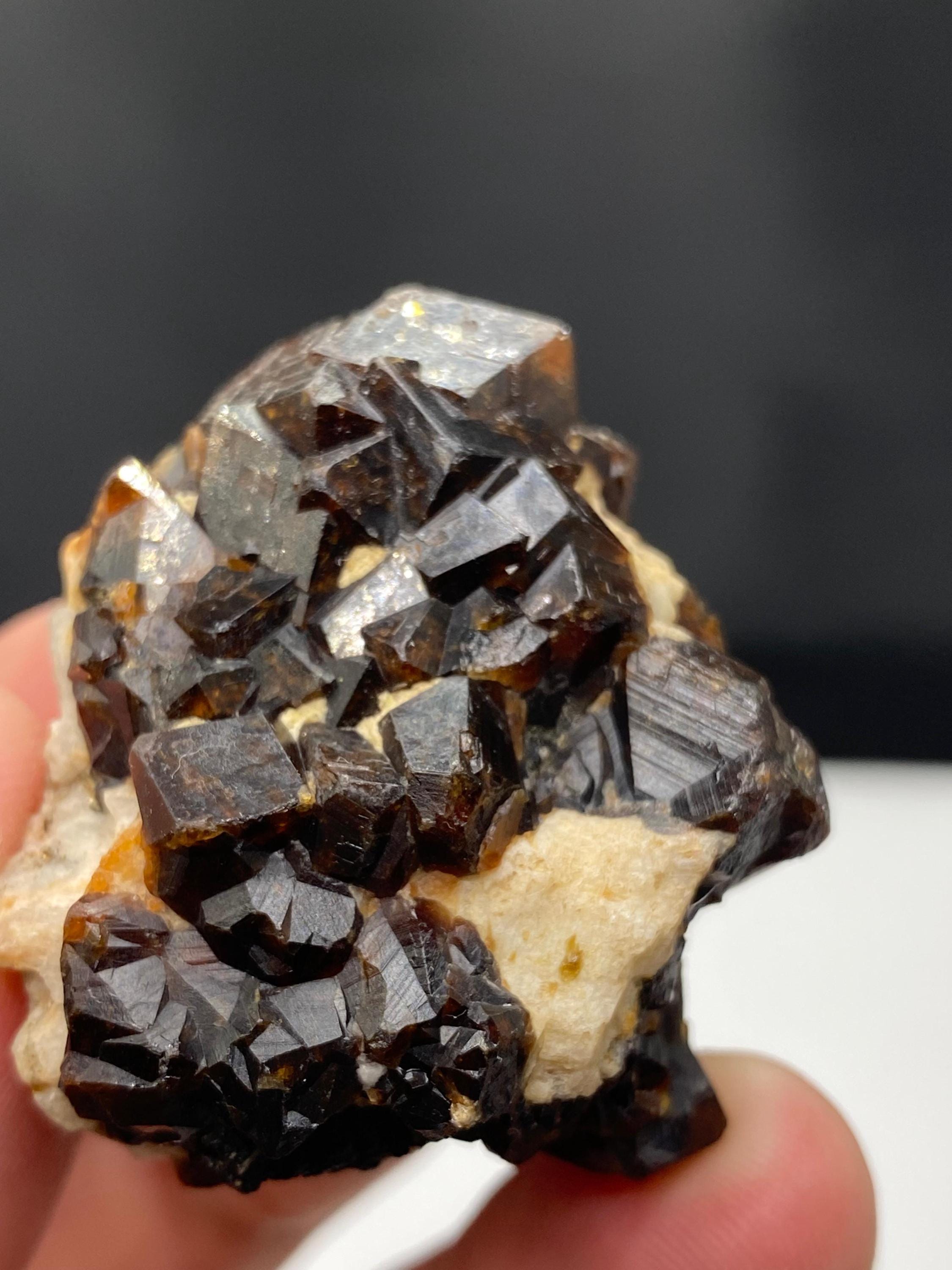 母岩上のアンドラダイトガーネット結晶 – パキスタン・スカルドゥ産