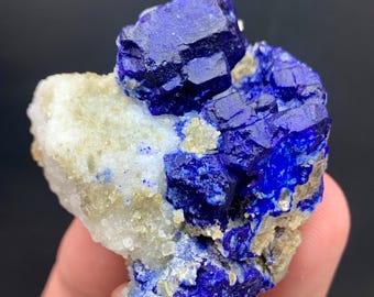 Ejemplar de lazurita de color azul natural de la mina de Badakshan, Afganistán, 62 gramos