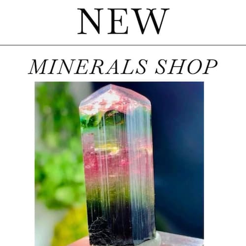 母岩上のアンドラダイトガーネット結晶 – パキスタン・スカルドゥ産