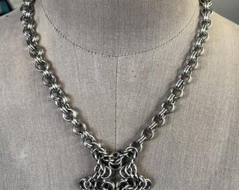 Collar de malla con pentagrama invertido