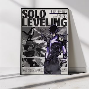 以下が含まれることがあります： 「SOLO LEVELING」のタイトルが大きく太字で書かれた額入りのポスター。 漫画風のイラストで、紫色のエネルギーが光るキャラクターが白黒の背景に描かれています。
