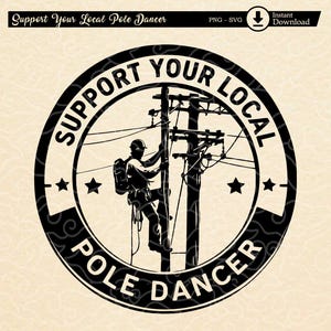 Op de afbeelding: Zwart-wit afbeelding met de tekst "Support Your Local Pole Dancer" in een cirkelvormig ontwerp. De afbeelding toont een silhouet van een arbeider die een elektriciteitspaal beklimt, met sterren en decoratieve elementen.