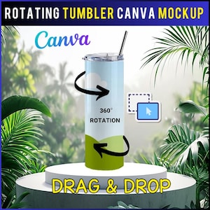 Może przedstawiać: Makieta obrotowego kubka z tekstem "Rotating Tumbler Canva Mockup" i "Canva". Kubek jest jasnoniebieski z zieloną podstawą i czarną słomką. Widoczne są również słowa "360° Rotation" i "Drag & Drop".