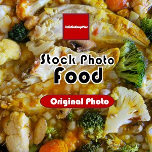 Op de afbeelding: Een close-up van een kleurrijk gerecht met diverse groenten. Broccolli, bloemkool, wortelen en champignons zijn zichtbaar. De afbeelding bevat de tekst "Stock Photo Food" en "Original Photo".