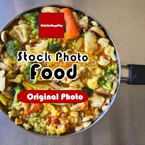 Op de afbeelding: Een roestvrijstalen pan gevuld met gekookte groenten. De pan bevat broccoli, bloemkool, wortelen en champignons. De tekst "Stock Photo Food Original Photo" is zichtbaar.