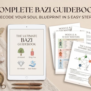 Puede incluir: Una tableta digital que muestra The Ultimate Bazi Guidebook con iconos de Jia Wood, Ding Fire, Xin Metal y Ren Water. Al lado hay páginas impresas tituladas Module 4: 10 Day Masters y The 5 Elements Dynamic Balance, con un icono de descarga instantánea de PDF.