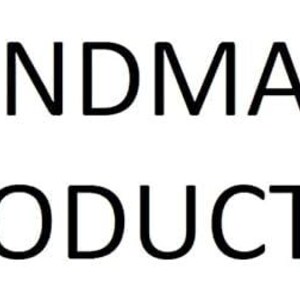 Puede incluir: Las palabras "HANDMADE PRODUCTS" se muestran en letras negras en negrita sobre un fondo blanco. El texto est&aacute; centrado y claramente legible, lo que sugiere un enfoque en art&iacute;culos hechos a mano.