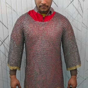 Chemise viking médiévale faite main de 9 mm avec anneau plat et manche courte avec bordure en laiton