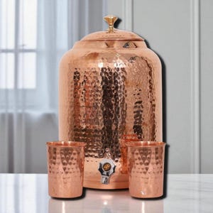 8L Czysty miedziany dozownik wody ręcznie kuty indyjski miedź domowy do studia biurowego dozownik wody dzbanek, miedziane kubki 250 ml każdy, prezent dla niego