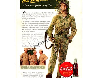 Vintage Coca-Cola-advertentie uit 1943: "Dat extraatje!" met lachende soldaat