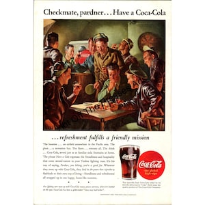 Op de afbeelding: Vintage Coca-Cola-advertentie met een groep mannen in militaire uniformen rond een tafel. De advertentie bevat de tekst "Checkmate, pardner... Have a Coca-Cola" en een glas Coca-Cola.