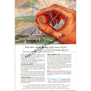 Pode incluir: Anúncio vintage da Union Carbide and Carbon Corporation. A imagem apresenta uma ilustração estilizada de um átomo na mão, com texto que discute as aplicações da energia atómica na medicina, agricultura e indústria.