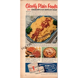 Puede incluir: Anuncio vintage de Underwood Deviled Ham. El anuncio presenta una gran fuente de comida, sándwiches y un plato de macarrones con queso. También se muestran dos latas de jamón, con el texto "Family Size Too!"