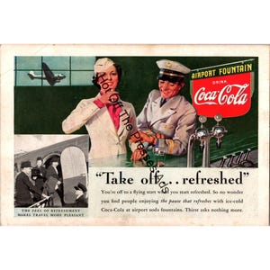 Op de afbeelding: Vintage Coca-Cola-advertentie met twee personen in luchtvaartuniformen bij een frisdrankfontein op een luchthaven. De advertentie bevat het Coca-Cola-logo, de tekst "Take off... refreshed" en een afbeelding van een vliegtuig. De advertentie promoot Coca-Cola.