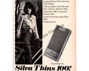 1977 Silva verdünnt 100s Vintage Print-Werbung - „Ich bin ein dünner“ Zigaretten - Retro Schwarz-Weiß-Modefoto