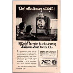 Puede incluir: Anuncio vintage de un televisor Zenith de 1951. El anuncio muestra a una pareja viendo la televisión en una habitación con poca luz. El texto incluye "Don't bother turning out lights!" y destaca el "Reflection-Proof Blaxide Tube".
