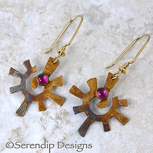 Sun-Piktogramm Spiralen mit Rubin-Cabochons, Petroglyph Sterling Silber Patina Sonnen, Juli Birthstone Ohrringe