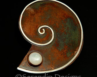 Zilveren Patina Nautalus Shell broche met Zilveren spiraal en moeder van Pearl, Ammonite broche, spiraal Shell Pin