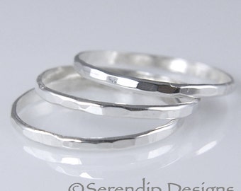 Puede incluir: Tres anillos apilables de plata martillados. Los anillos son finos y tienen una superficie texturizada.
