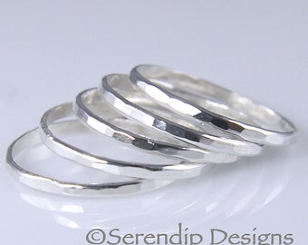 Puede incluir: Cinco anillos apilables de plata con textura martillada.