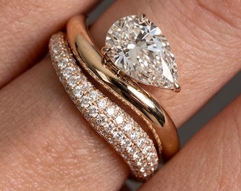 Zweiteiler Braut Set | Birne Moissanite Verlobungsring & Curved Pave Ehering | Gelbgold