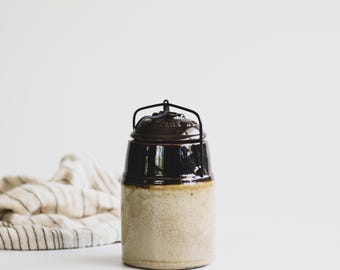 Pote vintage pequeno de cerâmica Weir com alça e tampa de metal: decoração estilo fazenda