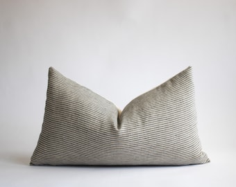 Funda de almohada lumbar de lino a rayas grises: decoración moderna de estilo rústico.