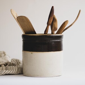 Verschiedene antike getauchte Steinzeug-Töpfe für Utensilien, moderne Bauernhauskeramik, Vintage brauner Tontopf, Küchenutensilienhalter