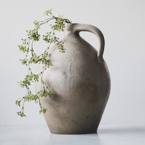 Jarro de vinho de grés antigo, jarro de barro primitivo, jarro esmaltado com sal, cerâmica Wabi Sabi, vaso orgânico, decoração de casa de fazenda moderna, jarro de cerâmica cinza