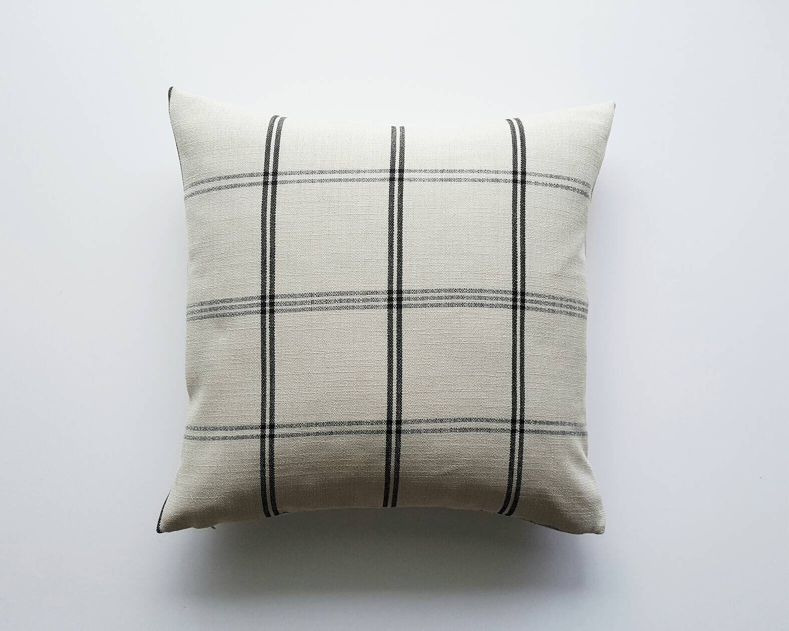 Adair || Couverture d'oreiller à Carreaux Noir et Crème | Oreillers Décor de Ferme Modernes