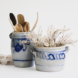 Surtido de tarros de cerámica Betschdorf vintage con asas, tarro francés para confitura con esmalte de sal y diseño azul cobalto.