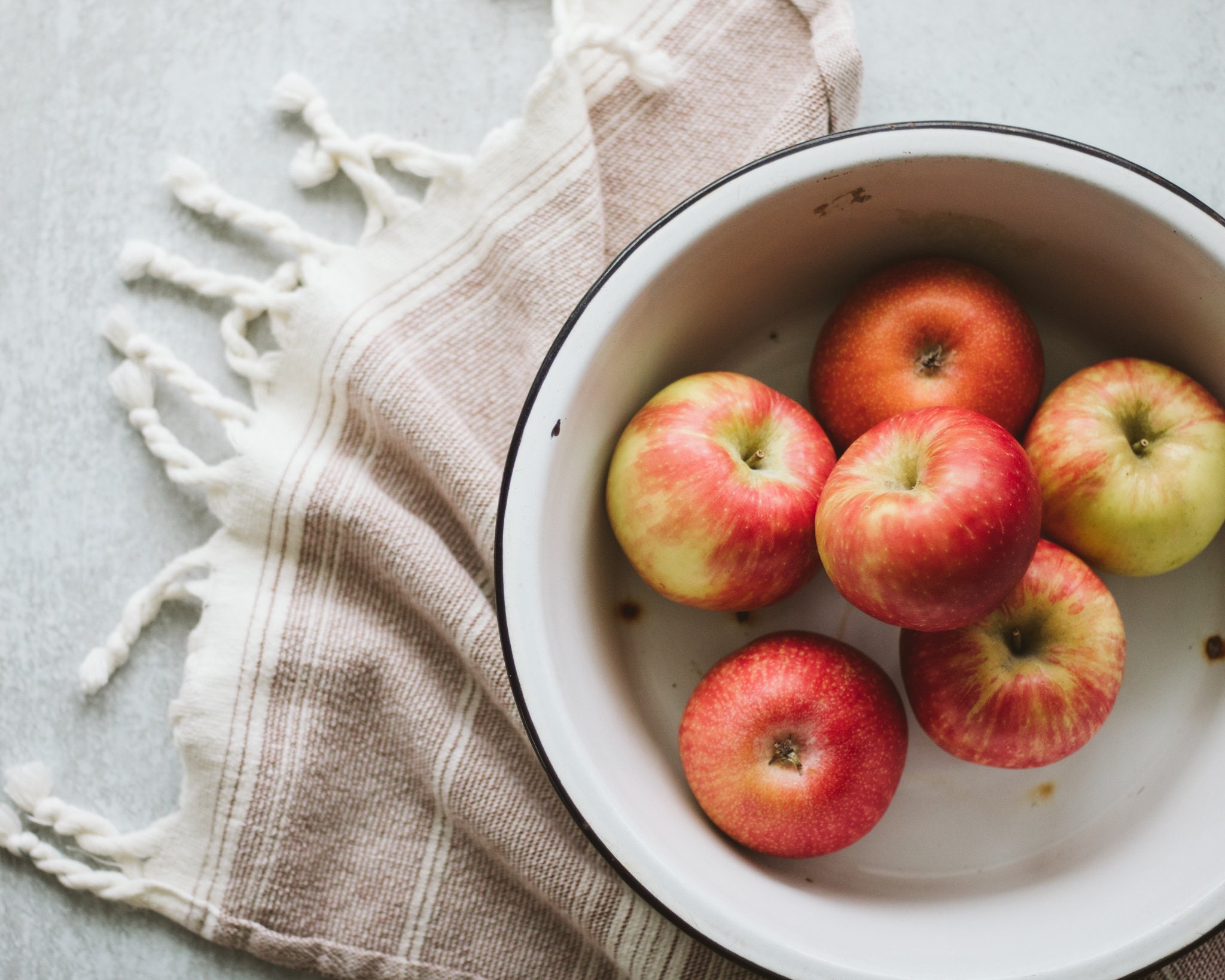 Bols en Émail Chippy Blanc | Vintage Enamel Farmhouse Bowl Français Décor de Cuisine
