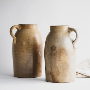Jarras de boca larga sortidas de cerâmica antiga com esmalte de sal, jarra de conserva primitiva com alça, jarra de barro com esmalte de sal antigo, vaso de cerâmica rústica