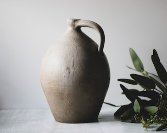 Jarra de vinho de grés esmaltada com sal antigo: cerâmica de fazenda primitiva