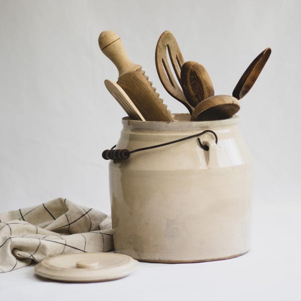 Tarro antiguo de cerámica con tapa y asa de metal, soporte para utensilios de cerámica beige, tarro rústico para utensilios de cocina, cerámica primitiva