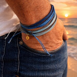 Set van 3 Blauwe Koord Armbanden voor heren Gouden Bedel  Bangle Beach  adjustable stacking string bracelet set  by Bangle Beach handgemaakt