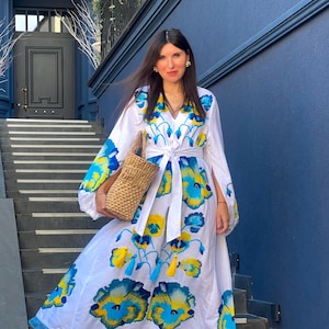 Vestido blanco bordado Vyshyvanka Vestido de lino Bordado volumétrico ucraniano