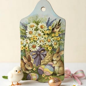 Tábua de corte decorativa de madeira com estampa floral de Páscoa, pintada à mão, ideal para decoração de casa na Páscoa e como lembrancinha ou presente.