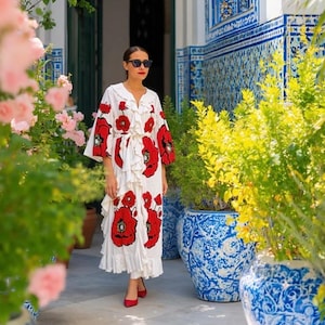 Vestido blanco bordado Vyshyvanka Vestido de lino Bordado volumétrico ucraniano