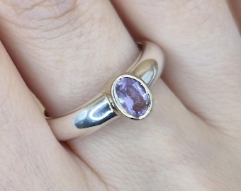 Anillo minimalista de amatista: solitario con bisel de plata de ley