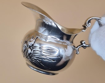 Jarra antigua de crema en miniatura de plata, con sello distintivo de la década de 1900, de plata alemana 800, jarra con casco en relieve.