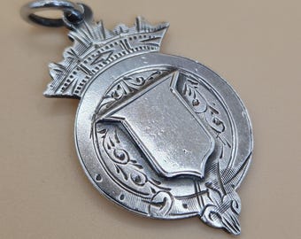 Colgante antiguo de plata de ley: Medalla Art Déco con sello distintivo y colgante de premio grabado de 1920.