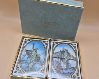 Naipes vintage sellados de Tiffany & Co., doble baraja con bordes dorados en caja de terciopelo.