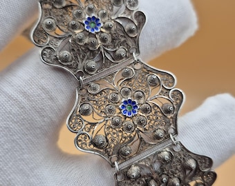 Pulsera vintage de plata con filigrana esmaltada, brazalete ancho, joya retro con flores azules y verdes.