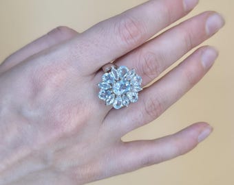 Anillo de cóctel vintage de plata de ley con topacio azul y halo floral ornamentado